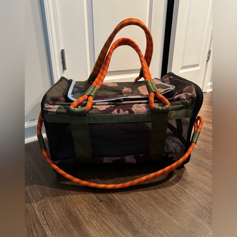 NWT Roverlund Large Pet Carrier - Camouflage & Orange